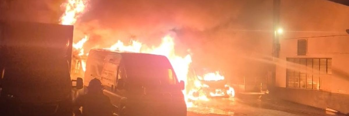 FW-OB: Brand mehrerer Fahrzeuge in Lirich-Nord