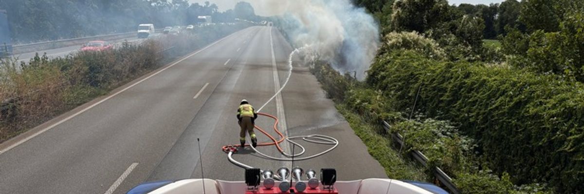 FW Moers: Böschungsbrand auf der A57