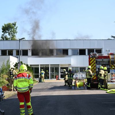 FW Pulheim: Brauweiler - Feuer in Bürogebäude