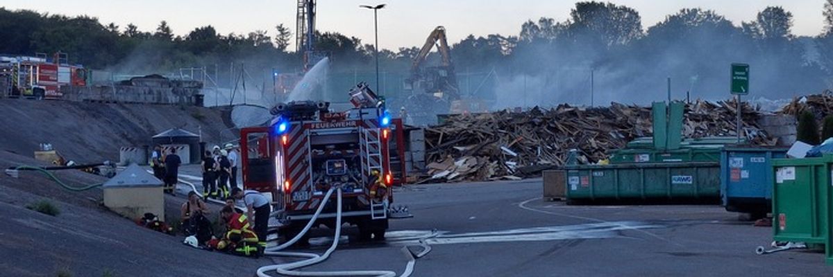 KFV-CW: Großbrand auf Entsorgungsanlage Simmozheim/ Restmüll steht in Flammen / Feuerwehr verhindert Brandausdehnung