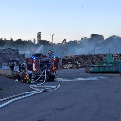 KFV-CW: Großbrand auf Entsorgungsanlage Simmozheim/ Restmüll steht in Flammen / Feuerwehr verhindert Brandausdehnung