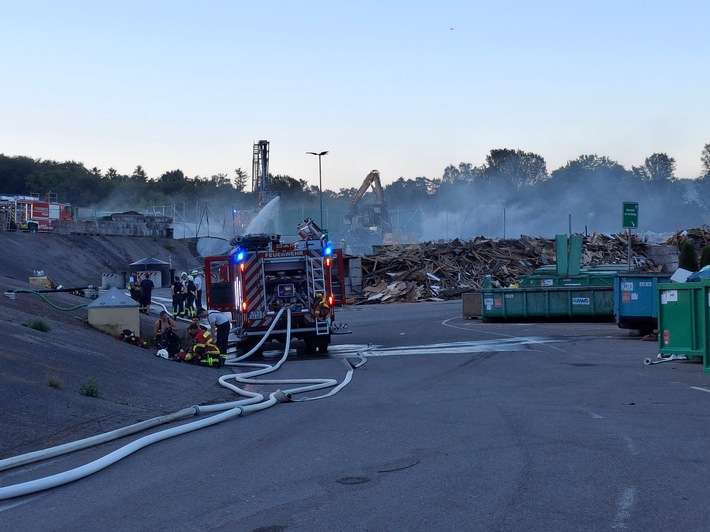 KFV-CW: Großbrand auf Entsorgungsanlage Simmozheim/ Restmüll steht in Flammen / Feuerwehr verhindert Brandausdehnung