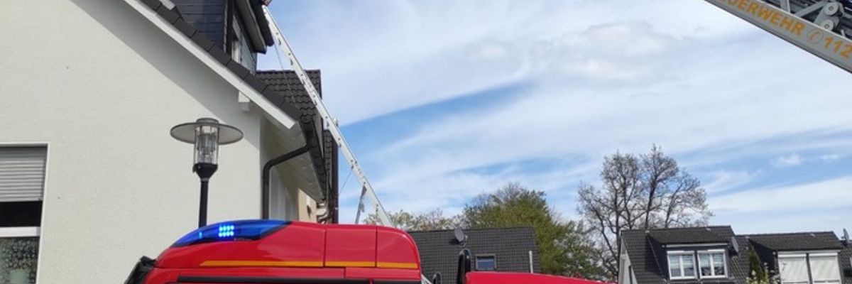 FW-EN: Feuerwehr rettet Arbeiter vom Dach