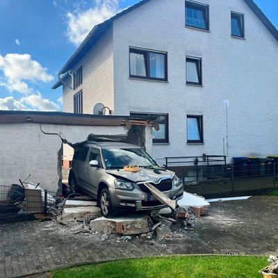 FW Beverungen: Schwerer Verkehrsunfall mit Gebäudeschäden / Feuerwehr rettet Person aus eingeschlossenem Fahrzeug