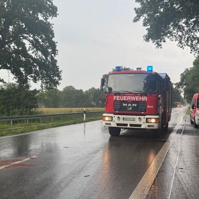 FW-AUR: Umfangreicher Dieselaustritt auf Bundesstraße