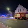 FW-AUR: Menschenrettung bei nächtlichem Kellerbrand in Mehrfamilienhaus