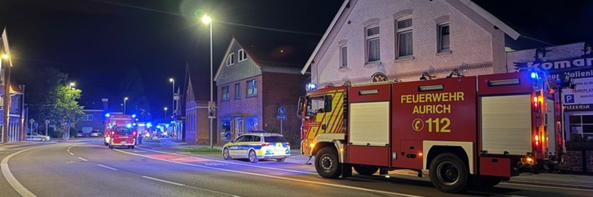 FW-AUR: Menschenrettung bei nächtlichem Kellerbrand in Mehrfamilienhaus
