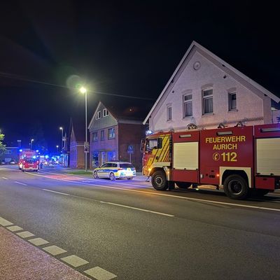 FW-AUR: Menschenrettung bei nächtlichem Kellerbrand in Mehrfamilienhaus