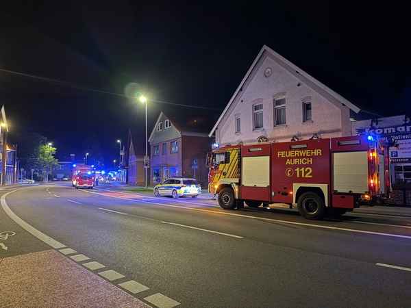 FW-AUR: Menschenrettung bei nächtlichem Kellerbrand in Mehrfamilienhaus