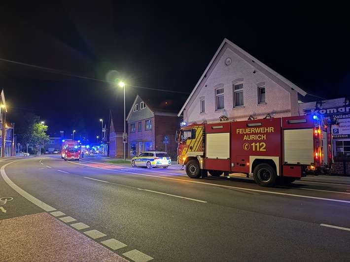 FW-AUR: Menschenrettung bei nächtlichem Kellerbrand in Mehrfamilienhaus