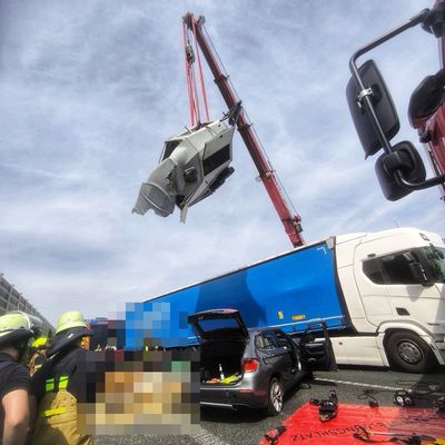 FW-OB: Zwei Verkehrsunfälle fordern Einsatz der Feuerwehr - Schwerer Unfall auf der A3 mit verletzten Pferden