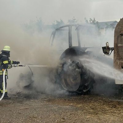 FW-RS: Traktor in Vollbrand