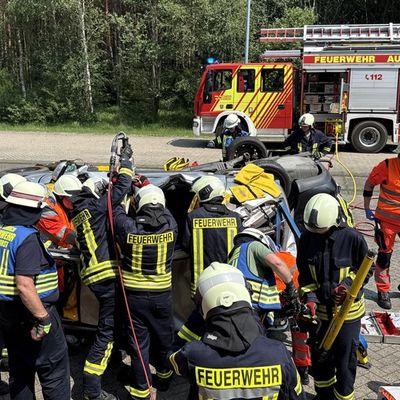 FW-AUR: Feuerwehr und Rettungsdienst trainieren komplexe Unfallszenarien