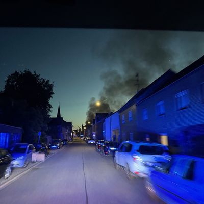 FW Düren: Scheune in Merken steht beim Eintreffen in Vollbrand.