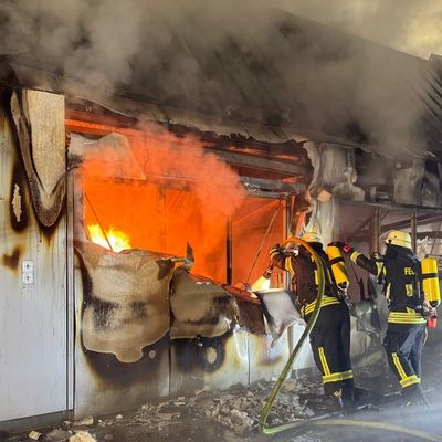 FW-AUR: Gebäude nach Durchzündung vollständig in Flammen