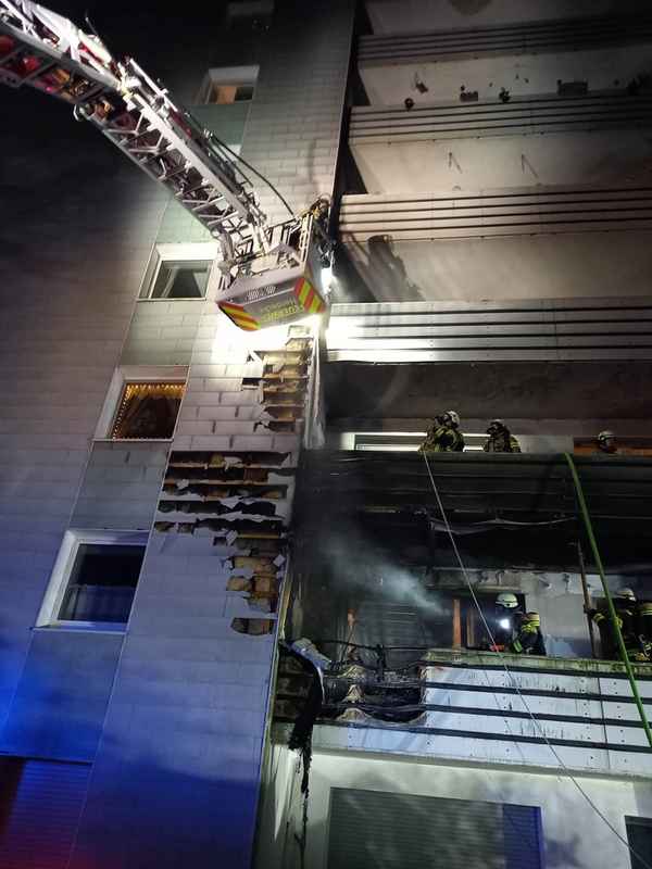 FW-EN: Intensiver Start ins neue Jahr - Balkonbrand mit Großeinsatz in der Berliner Straße