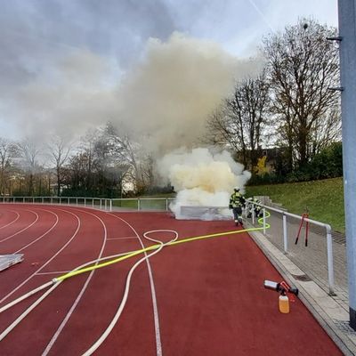 FW-EN: Brand eines Hochsprungkissens auf dem Sportplatz am Ochsenkamp