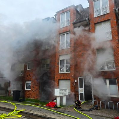 FW Grevenbroich: 30 Personen bei Kellerbrand aus Wohnhaus in Grevenbroich gerettet / Vollalarm für die Feuerwehr - Zweiter Brand im Haus binnen elf Tagen