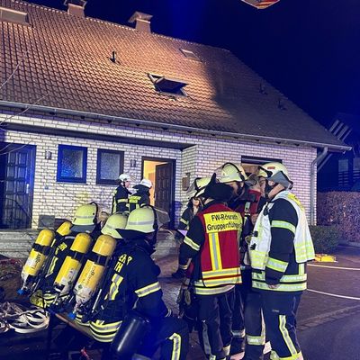 FW Rösrath: Schwelbrand im Dachgeschoss eines Wohngebäudes