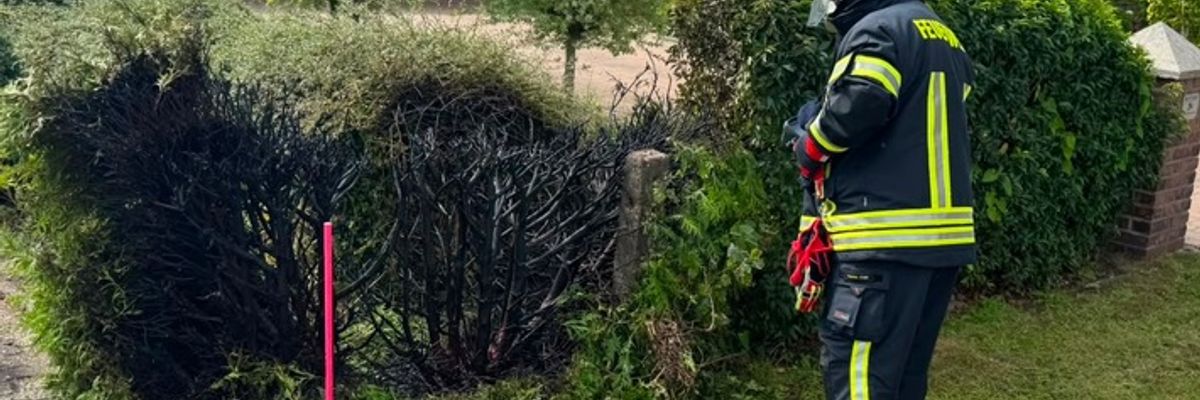 FW-AUR: Heckenbrand abgelöscht / Feuerwehr rät zu Vorsicht