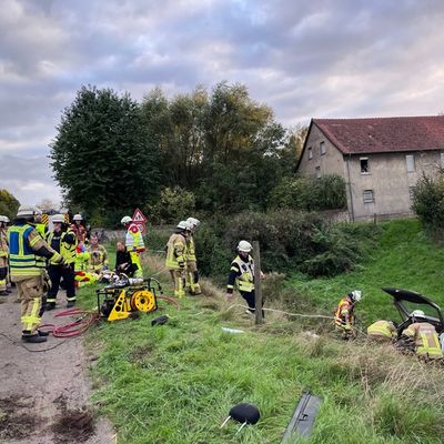 FF Bad Salzuflen: Übung: Auto rutscht in Biemsen-Ahmsen rund drei Meter in einen Graben / Die Bad Salzufler Feuerwehr prüft mit drei Übungen ihre Leistungsfähigkeit und zieht ein erstes Fazit