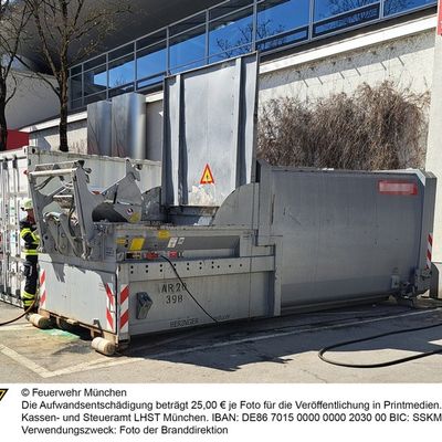 FW-M: BAUMA: Müllpresse in Brand (Messestadt Riem)