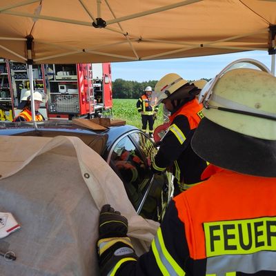 FW-ROW: Kinder bei 30 Grad im Fahrzeug eingeschlossen