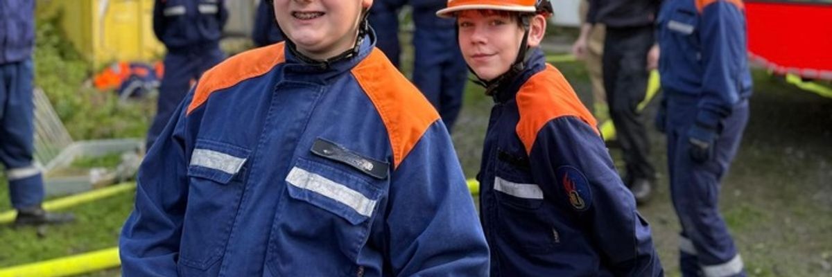 FW-GL: Jahresabschlussübung der Jugendfeuerwehr Bergisch Gladbach - Teamgeist, Können und viel Spaß