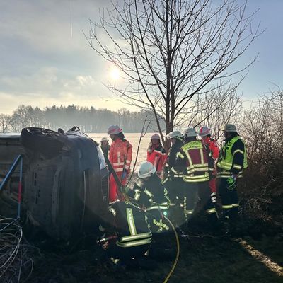 FW-ROW: Schwerer Verkehrsunfall auf der Autobahn 1: Fahrerin von Feuerwehr befreit