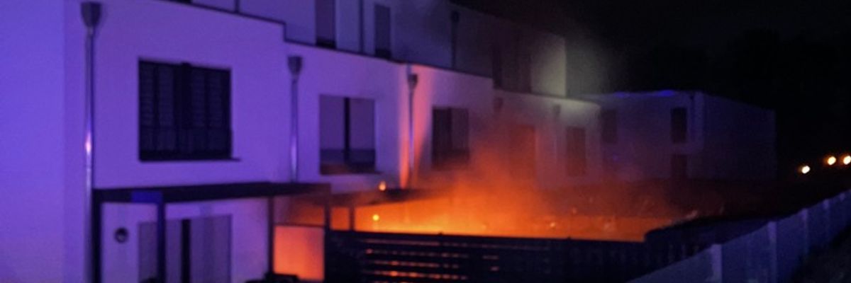 FW Paderborn: Terassenbrand mit Ausbreitung auf Fassade und Wohnräume