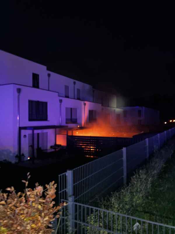 FW Paderborn: Terassenbrand mit Ausbreitung auf Fassade und Wohnräume