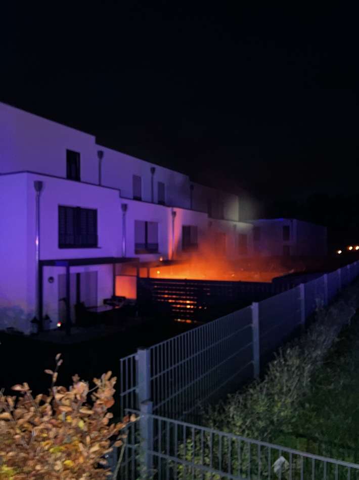 FW Paderborn: Terassenbrand mit Ausbreitung auf Fassade und Wohnräume