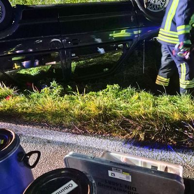 FW Ense: Verkehrsunfall - PKW auf Dach