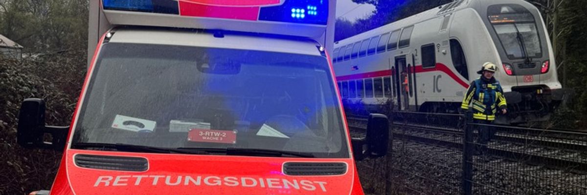 FW-BO: Kollision auf der DB Strecke Witten-Dortmund: Zug muss geräumt werden