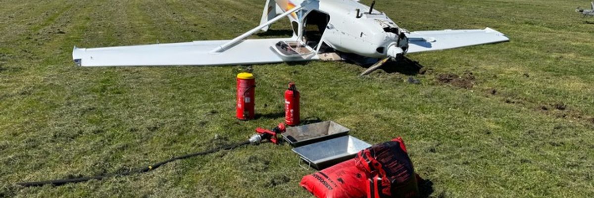 FW VG Westerburg: Kleinflugzeug überschlägt sich bei Landung - Pilot wird leicht verletzt