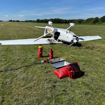 FW VG Westerburg: Kleinflugzeug überschlägt sich bei Landung - Pilot wird leicht verletzt