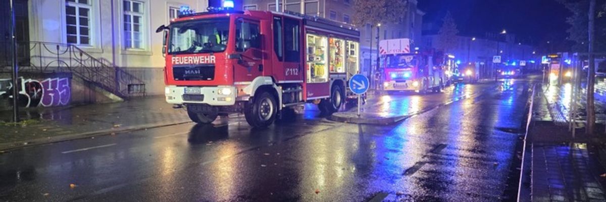 FW-AR: Kellerbrand mit Menschenleben in Gefahr- Einsatz am frühen Samstagmorgen in Arnsberg