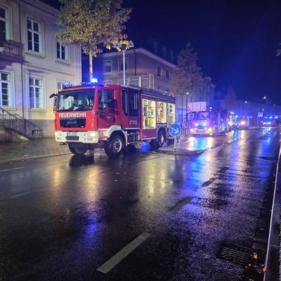 FW-AR: Kellerbrand mit Menschenleben in Gefahr- Einsatz am frühen Samstagmorgen in Arnsberg