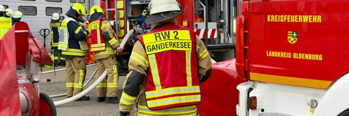 FW-OLL: Austritt von Salzsäure in Industriebetrieb - Feuerwehr unterbindet Gefahrensituation in