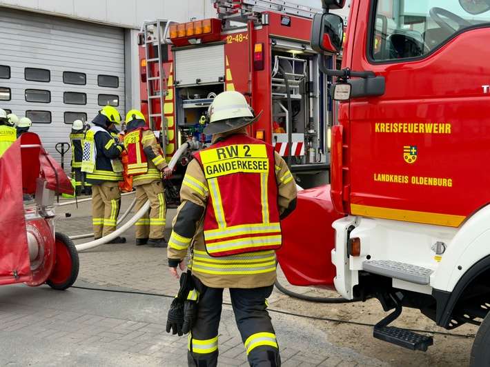 FW-OLL: Austritt von Salzsäure in Industriebetrieb - Feuerwehr unterbindet Gefahrensituation in