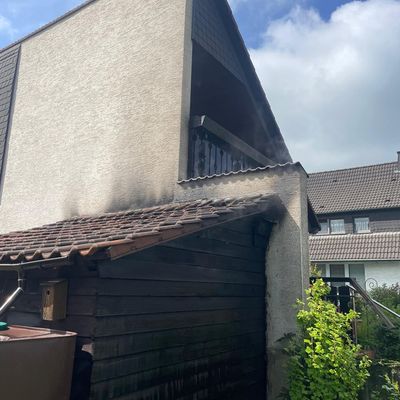 FW Menden: Brennende Gartenlaube an Wohnhaus