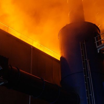 FW Flotwedel: Großbrand bei Recyclingbetrieb in Eicklingen - Rund 150 Einsatzkräfte im stundenlangen Einsatz