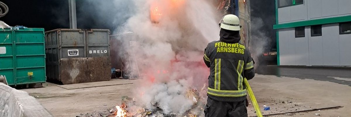 FW-AR: Brennender Papiercontainer in Anlieferungshalle eines Discounters in Hüsten
