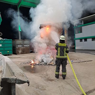 FW-AR: Brennender Papiercontainer in Anlieferungshalle eines Discounters in Hüsten