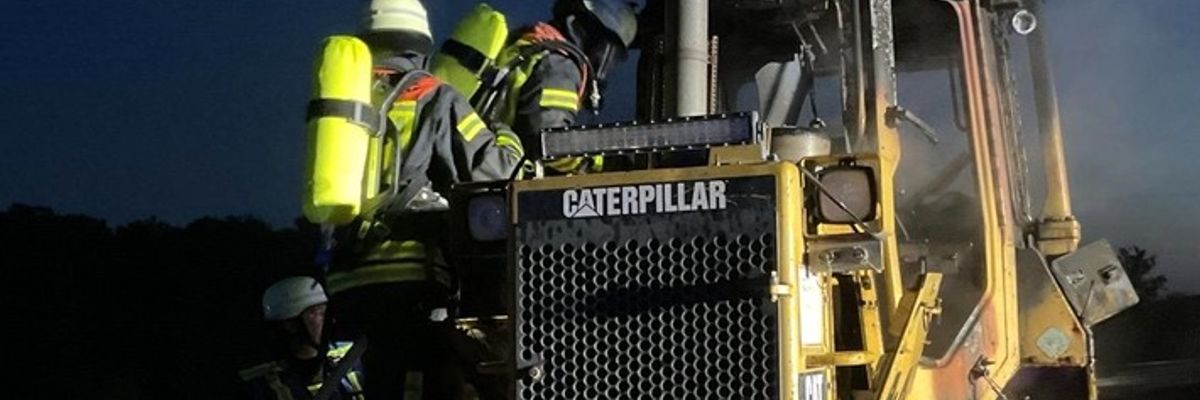 FW-OG: Fahrerkabine einer Planierraupe brennt aus.
