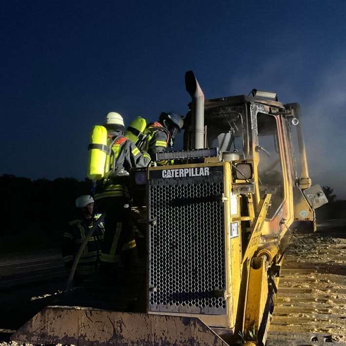 FW-OG: Fahrerkabine einer Planierraupe brennt aus.