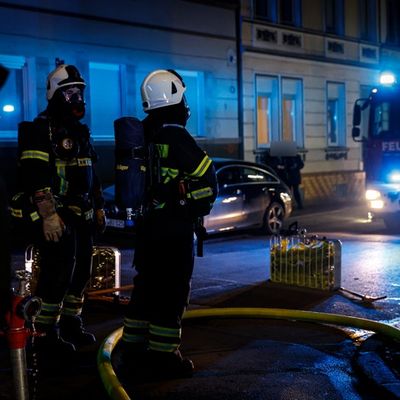 FW-MK: Feuerwehr rettet 11 Personen aus verrauchtem Gebäude