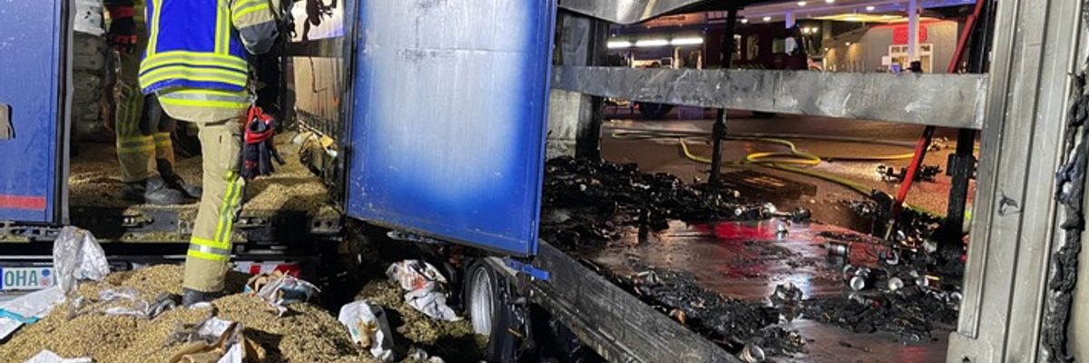 FW Lehrte: LKW-Anhänger brennt auf dem Autohof Lehrte an der Westtangente