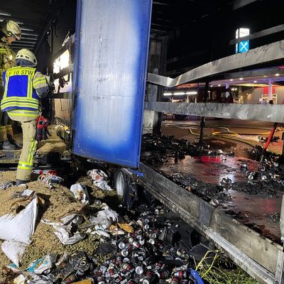 FW Lehrte: LKW-Anhänger brennt auf dem Autohof Lehrte an der Westtangente