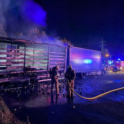 FW Lehrte: LKW-Anhänger brennt auf dem Autohof Lehrte an der Westtangente